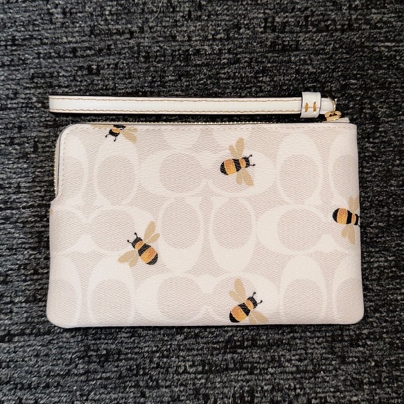 Coach Corner Zip Wristlet in Bee Print Signature Canvas & Smooth Leather NWT - Picture 2 of 12